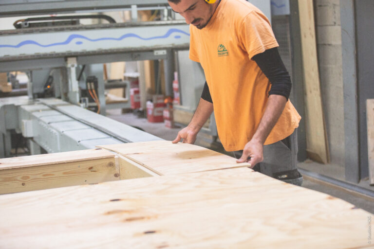 Mur ossature bois en cours de fabrication dans ateliers de production Escaffre bois