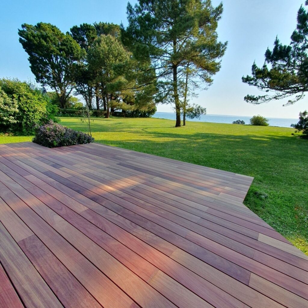 lame de terrasse padouk – bois dense d’Afrique centrale (Pterocarpus soyauxii), naturellement imputrescible, résistant aux insectes et aux champignons, coloris rouge-orangé évoluant vers le gris argenté, sans traitement chimique.