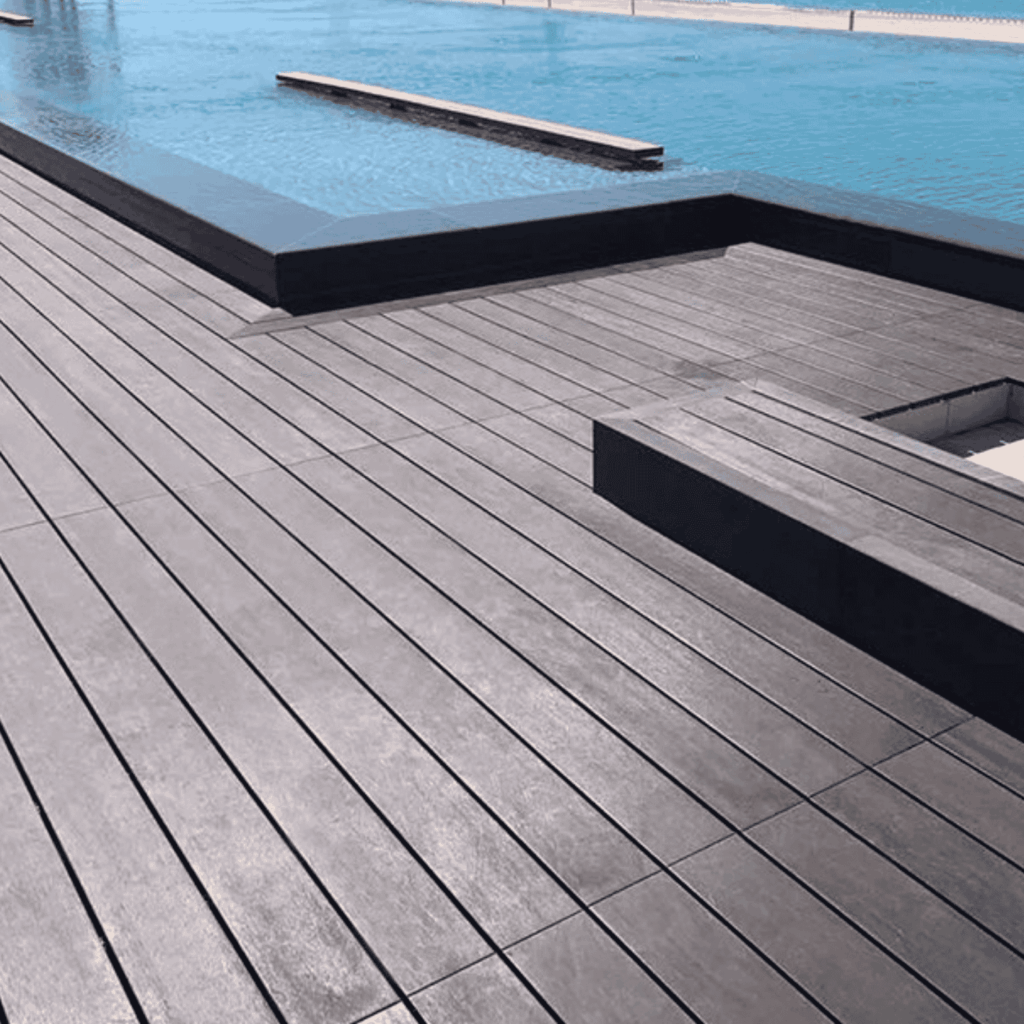 Terrasse en Bambou Teinte Dark. Aménagement autour piscine