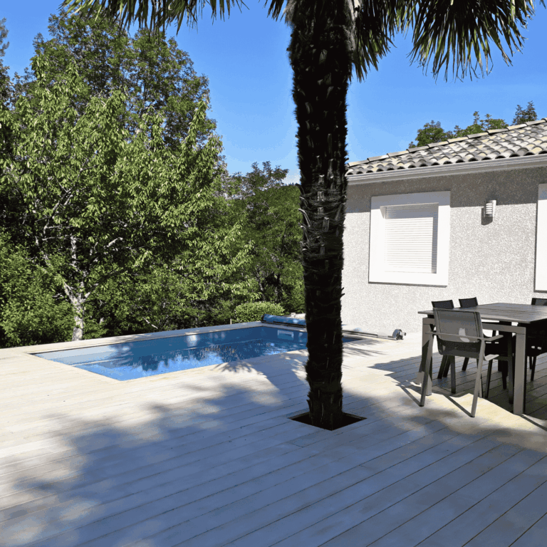 Terrasse Accoya en Bord de Piscine, Maison Moderne et massif Végétal