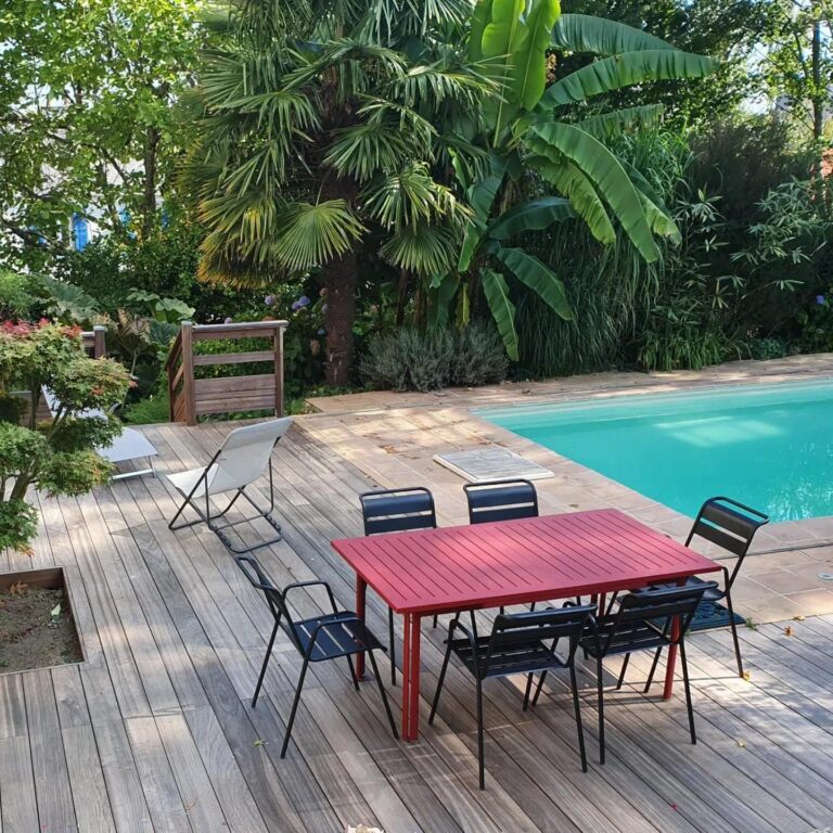 Terrasse en Padouk avec piscine et espace repas