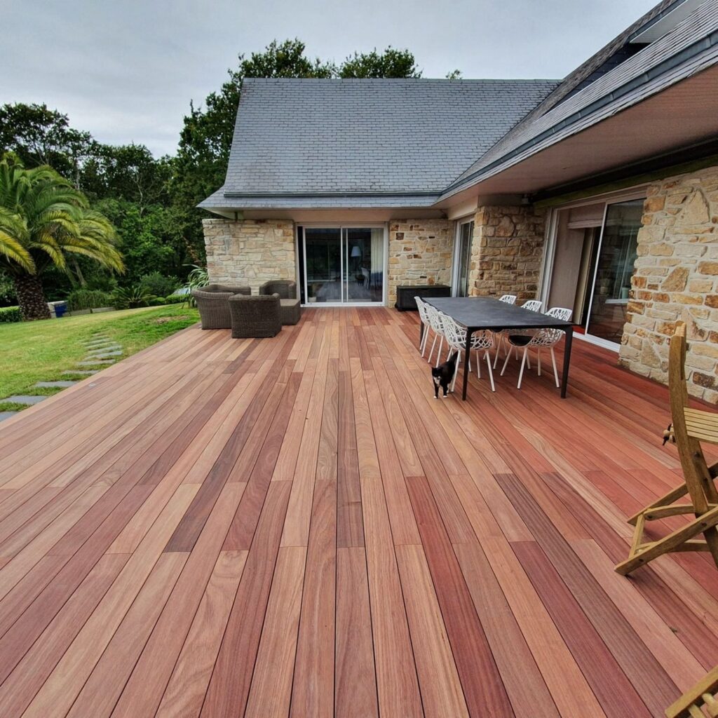 Terrasse Padouk teinte rouge.