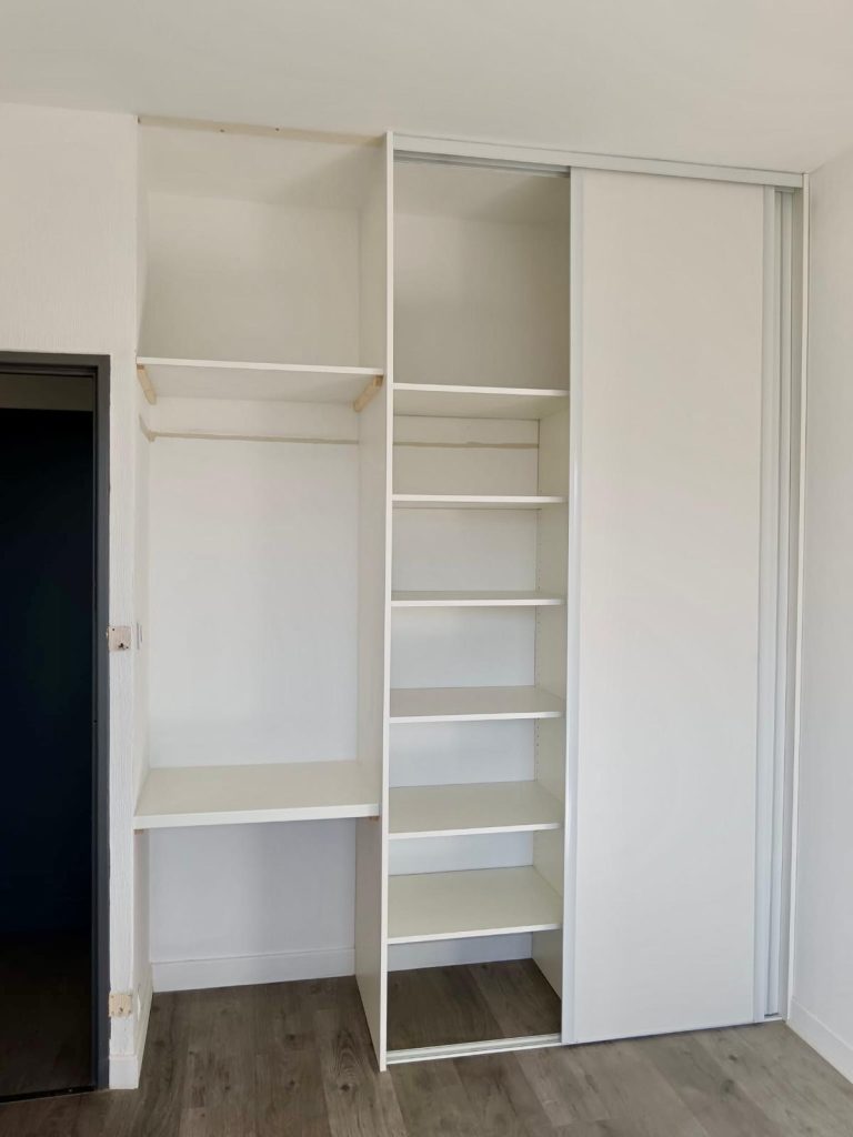 Placard blanc et portes ouvertes